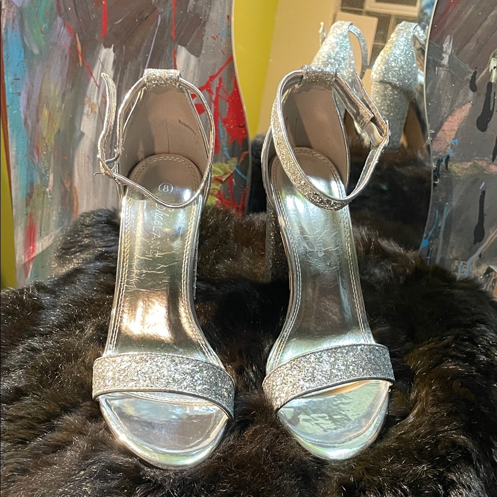 Elegant Silver Prom/Wedding/Out-On-The-Town Women's Heels size 8